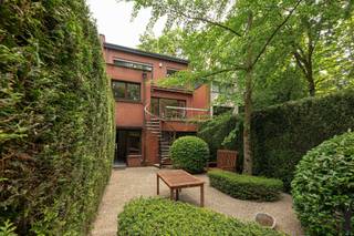 Uniek wonen aan het <strong>charmante Cogelspark</strong> in een karaktervolle bel-étage <strong>gezinswoning </strong>met <strong>praktijkruimte </strong>en <strong>tuin </strong>en groene zichten!<br /><br />Op zoek naar de perfecte combinatie van ruimte, comfort en een gunstige ligging? Deze goed onderhouden voormalige dokterswoning biedt het allemaal. Gelegen aan het prachtige Cogelspark geniet je hier vanuit tal van kamers van een uniek, rustgevend zicht op het groen. Ook de laanbomen op de middenberm bieden heerlijk groen zicht aan de voorzijde.<br />Indeling :<br />Ideaal geschikt voor een vrij beroep of een hobby of extra leefruimten, is de gelijkvloerse praktijkruimte, met ruime wachtkamer, een sanitaire ruimte en een archiefkamer met watervoorziening en een toegang tot de tuin. <br />Op de eerste verdieping kom je in een zeer fijne <strong>riante leefruimte</strong>. De woonkamer met een grote ingemaakte kastenwand en een haardvuur, en zichten op de laanbomen. De parketvloer biedt een bijzonder warme gezelligheid. De ruimte gaat naadloos over in een zeer aangename rustgevende eetplaats. Gastentoilet. De keuken is zeer gerieflijk, kent een extra eethoek en biedt toegang tot een intiem <strong>terras </strong>op hardhout, met zonneluifel en prachtige zichten op de <strong>tuin</strong> én het park. Een buitentrap biedt daarbij ook meteen toegang tot de tuin.<br /><br />De open houten trap loopt feilloos door naar de tweede verdieping met <strong>vier volwaardige slaapkamers</strong>, waarvan twee zeer ruime en twee mooie extra kamers. Een hedendaagse ruime badkamer met riante inloopdouche, wastafel in groot meubel, hangtoilet, ruimte voor wasmachine en droogkast onder comfortabel werkblad. <br /><br />Nooit meer parkeerstress!: de woning kent een grote <strong>inpandige garage</strong> én heeft een eigen ruime <strong>oprit</strong>.<br /><br />Een uitzonderlijke kans voor wie wonen, werken en natuur wil combineren, en dan nog op een zeer centrale ligging, bij scholen, openbaar vervoer, winkels, cultuur ... In een heerlijke groene oase, palend aan het park, met haar mature bomen. Of wandel het park binnen via het pad, genoemd naar de gerenommeerde tuin- en landschapsarchitect Jacques Wirtz, en laat je omarmen door het groen, ideaal voor een sessie Tai Chi of yoga, een goed boek op een bankje, of gewoon een rustige picknick in het gras.<br /><br />Plan snel je bezoek!