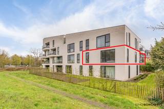 Dit appartement in Genk combineert modern wooncomfort met een uitstekende ligging. Dankzij de grote raampartijen geniet de leefruimte van...
