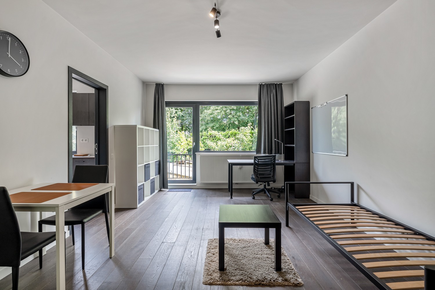 Prachtig gerenoveerde en gemeubelde studio met een terras, een kelder en een autostaanplaats nabij het UZ Gasthuisberg te centrum Leuven! - foto 4