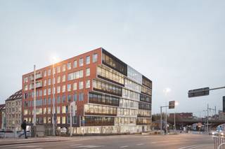 Fantastisch gelegen full service kantoor met een oppervlakte van 63 m² (+/- 16 personen) te huur NAAST de Kleine Ring (R40) en station Dampoort (wandelafstand), tevens op amper 3,5 km van de E17. De kantoren maken deel uit van een hoogkwalitatieve en duurzame businesscenter met aanwezigheid van o.a. vergaderzalen, keuken, koffiehoek, ontspanningsruimte, phone booths, ... De huurprijs is ALL-IN (internet, water, elektriciteit, meubilair, verzekering, ...). Ruime parkeergelegenheden in de omgeving, alsook aanwezigheid van ondergrondse parking. Ook andere oppervlaktes mogelijk. Onmiddellijk beschikbaar. Contacteer PANORAMA voor bijkomende inlichtingen, plannen of een vrijblijvend plaatsbezoek 09 225 09 02.