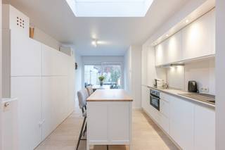 Maison de ville clé en main avec 3 chambres et jardin, située dans un emplacement privilégié<br /><br />PEB : B<br />Mobiscore : 9,4/10<br /><br />Cette maison contemporaine est située dans la Stropstraat, une rue calme et facilement accessible à Gand. L’un des grands atouts de cet emplacement est la proximité des universités et hautes écoles, des commerces, de la gare de Gand-Saint-Pierre et des principaux axes routiers. De plus, le centre historique de la ville est accessible à pied ou à vélo.<br /><br />Cette spacieuse maison aux hauts plafonds a fait l’objet d’une rénovation complète en 2016–2017. La disposition est la suivante :<br /><br />Au rez-de-chaussée, vous entrez par le hall d’entrée avec toilette invités. Vous y trouverez également une buanderie/local technique séparé. La maison dispose ensuite d’un vaste espace de vie comprenant un salon, une salle à manger et une cuisine entièrement équipée avec des appareils de qualité. La grande baie vitrée et le puits de lumière apportent une belle luminosité naturelle à l’espace de vie. La baie vitrée à l’arrière donne accès à la terrasse agréable et au jardin attenant.<br /><br />Le premier étage comprend une grande chambre ainsi qu’une salle de bains entièrement équipée avec douche à l’italienne, baignoire, double lavabo, toilette et sèche-serviettes. Le deuxième étage offre encore deux chambres.<br /><br />Vous êtes à la recherche d’une agréable maison familiale ou d’un bien idéal pour vos enfants étudiants ? Cette maison est faite pour vous !<br /><br />CONTACTEZ LAURA AU +32 473 41 35 62 ou via info@vicusvastgoed.be