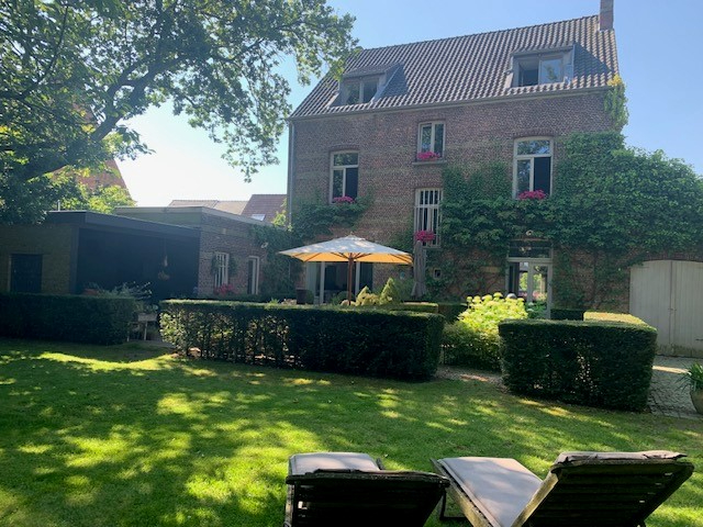 Instapklare en zeer centraal gelegen (deels gemeubelde) ruime herenwoning op 1498m2 met 5 SLK, garage & parktuin - foto 4