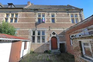 <strong>UNIEK AANBOD IN HET TONGERS BEGIJNHOF</strong><br /><br /><strong>Authentieke begijnenwoning</strong> van bouwjaar 1655 met er langs <strong>een bouwperceel </strong>waarop zich momenteel 6 garageboxen bevinden, hetgeen aan de oorspronkelijke woning uitzonderlijke uitbreidingsmogelijkheden geeft qua tuin, buitenleven en bewoonbare oppervlakte.<br /><br />De woning heeft buiten zijn 17de eeuwse architectuur aan de binnenkant nog mooie oorspronkelijke elementen zoals enkele houten binnendeuren, een prachtig parket en sierhaarden ... <br /><br /><strong>HALF OPEN maar HELEMAAL UNIEK</strong><br /><br />Aldus kan u er een half open van bebouwing maken, omringd door tuin en terras. De afbraak van de 6 garages geeft u de mogelijkheid om in tegenstelling tot de meeste begijnwoningen, royaal te genieten van het buitenleven gezien de zuid-gerichte oriëntatie en het prachtige historische kader. <br /><br /><strong>GESLOTEN BEBOUWING maar NOG UNIEKER</strong><br /><br />U kan er ook voor opeteren om, na afbraak van de garages, de woning op het gelijkvloers gevoelig uit te breiden met een modern-minimalistische bijbouw aan de kant van de Sint-Catharinastraat. Deze ingreep verdubbelt uw leefruimte en vergroot het contact met de tuin en de pittoreske omgeving. Uiteraard enkel mogelijk mits het bekomen van een vergunning.<br /><br /><strong>ZOLDER - </strong>De vaste trap gaat tot de zolderverdieping die nog een mooie open ruimte biedt om in te richten.<br /><br /><strong>VOLLEDIG ONDERKELDERD - </strong>Ruime kelderverdieping met wijnkelder biedt u de mogelijkheid voor de inrichting van een benedenverdieping met aparte ingang zoals dat in andere woningen in het begijnhof werd uitgevoerd.<br /><br /><strong>VOOR EEN BEZOEK TER PLAATSE contacteer ons kantoor 012 744 844 of mail naar info@goed-gevonden.be</strong>