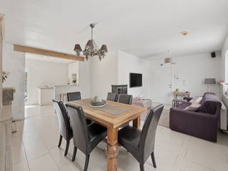 Bekijk deze opportuniteit: Jouw eigen B&amp;B of vakantieverhuur in charmant Nieuwpoort (Ramskapelle)<br />Droom je van een rendabele investering aan de kust? Deze halfopen bebouwing (2009) is de perfecte match voor wie wil starten met een kleinschalige B&amp;B of wil inzetten op hoogwaardige vakantieverhuur. Dankzij de slimme indeling biedt deze woning gasten de nodige privacy en luxe.<br /><br />Optimale bezettingsgraad &amp; comfort: De woning beschikt over 4 volwaardige slaapkamers, elk met een eigen ensuite badkamer. Dit is de absolute 'must-have' voor gasten die op zoek zijn naar comfort en privacy.<br /><br />Gelijkvloers: Een uitnodigende inkomhal, een gezellige leefruimte met sfeervolle houtkachel en een praktische keuken die direct toegang biedt tot het zonnige terras. De ruime kamer op het gelijkvloers (met eigen badkamer) is perfect als 'master suite' of toegankelijke kamer voor gasten.<br /><br />Verdieping: Drie ruime slaapkamers, elk voorzien van ingemaakte kasten en een eigen douchekamer met toilet. Een ideale configuratie voor een vlot verhuurbeheer.<br /><br />Energiezuinig &amp; zorgeloos: Met een gunstig EPC-label B (138 kWh/m²) liggen de operationele energiekosten laag, wat uw rendement als verhuurder ten goede komt.<br /><br />Toplocatie: Gelegen in het rustige en charmante Ramskapelle (Nieuwpoort), geniet u hier van de nodige rust terwijl de bruisende badplaats Nieuwpoort en het strand op een boogscheut verwijderd zijn.<br /><br />De vermelde prijs is een richtprijs; elk bod hoger of lager wordt voorgelegd aan de eigenaar, die het recht heeft dit te aanvaarden of te weigeren.<br /><br />(Ref. NI24413)