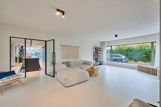 <p><strong>Prachtig vernieuwde villa op een rustige ligging in Genk<br /></strong>Deze instapklare en grondig vernieuwde woning op een perceel van 11a 68ca is gelegen Wennel 15 in Genk en combineert hedendaags comfort met een doordachte indeling. Dankzij de rustige ligging en de mooie inplanting op het perceel geniet je vanuit de leefruimtes van een aangenaam zicht op de tuin. De woning werd de voorbije jaren volledig gestript en heropgebouwd. Zo zijn onder andere volgende zaken aangepast: ramen en deuren, pleisterwerk, verwarming, een vernieuwd en geïsoleerd dak, zonnepanelen, technieken, …. <br /><br />Achter de verzorgde gevel bevindt zich een verrassend ruime woning met een bewoonbare oppervlakte van 304<span>m² (bron EPC).</span> De wooneenheid heeft een praktische indeling, ideaal voor gezinnen of voor wie wonen en werken wil combineren.<br /><br /><strong>Gelijkvloers:</strong><br />Via de ruime inkomhal betreden we de woning. Op het gelijkvloers werd overal gekozen voor een stijlvolle witte gietvloer, die doorloopt in de trap en zorgt voor een strak en modern geheel. De lichtrijke leefruimte sluit aan op de prachtige leefkeuken. Deze keuken is een echte eyecatcher en beschikt over een groot eiland, een volledige kastenwand en kwalitatieve toestellen van degelijke merken. Aansluitend bevindt zich de ruime eetplaats met een mooi zicht op de zonovergoten tuin. Verder is er nog een bureelruimte (kan ook dienen als extra slaapkamer), een apart toilet en een bijkeuken met wasplaats en technische installatie.</p>
<p>De woning beschikt grotendeels over vloerverwarming in de leefruimte en in de keuken. Daarnaast is de woning uitgerust met airconditioning in de eetruimte voor extra comfort.<br /><br /><strong>Verdieping:</strong><br />Op de verdieping bevindt zich de ruime masterbedroom met een ensuite badkamer, uitgerust met een prachtig vrijstaand bad. Verder zijn er twee grote kamers waarvan 1 nog beperkt verder dient afgewerkt te worden. Ook is er nog een aparte, ruime badkamer.<br /><br />De woning beschikt bovendien over een ruime kelder die ideaal is als opslagruimte, hobbykamer of werkplaats.</p>
<p>Het EPC van de woning is gunstig met label B. De elektriciteit is conform de strenge wetgeving. De verwarming is op aardgas (deels vloerverwarming). Het asbestattest is voorhanden (2 asbestmaterialen en kan bekeken worden onder downloads).<br /><br /><strong>Troeven:<br /></strong>- Volledig vernieuwde ramen<br />- Vernieuwd, geïsoleerd dak<br />- Alle technieken vernieuwd<br />- Verwarming op aardgas + airconditioning aanwezig<br />- Aangelegde tuin met rustige ligging + ruime parkeergelegenheid<br /><br />Ben je op zoek naar een instapklare, moderne woning met veel ruimte en de mogelijkheid om wonen en werken te combineren? Neem dan vandaag nog contact op voor een bezoek.<br /><br />Wij ontzorgen je ook voor de <strong>verkoop </strong>van je <strong>huidige woning</strong>! Voor meer uitleg helpen we je graag verder.</p>