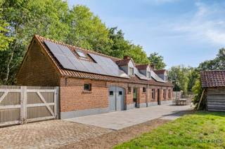 Boek nu je bezoek via www.polares.euGeniet van de charme en rust van het buitenleven in deze karaktervolle langgevelhoeve, idyllisch gelegen aan een...