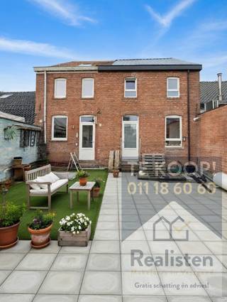 Opbrengsteigendom met diverse mogelijkheden in het <strong>centrum </strong>van <strong>Beringen</strong>.<br /><br />Op een commerciële locatie vlakbij de markt van Beringen, aan de Onze-Lieve-Vrouwstraat 5, vinden we dit handelspand terug.<br />Het pand ligt in een straat met diverse winkels en lokale handelszaken, op korte wandelafstand van het centrum en andere voorzieningen.<br />Dankzij de goede bereikbaarheid en zichtbaarheid is dit de ideale uitvalsbasis voor een zelfstandige ondernemer die op zoek is naar een compacte, betaalbare handelsruimte op een centrale locatie in Beringen.<br /><br />De appartementen zijn beide <strong>duplex appartementen</strong>, beiden met de mogelijkheid tot creatie van een <strong>extra kamer </strong>en een <strong>terras</strong>.<br />Tot eind maart is er vrijstelling van KI van de gelijkvloerse achterliggende <strong>handelsruimtes</strong>.<br /><br />Er zijn diverse <strong>ontwikkelingsmogelijkheden </strong>voor dit project.<br />Principieel is hier <strong>meer dan louter een (handels)woning mogelijk</strong>, doch dient dit meer gedetailleerd beoordeeld te worden op basis van concrete ontwerpen waar ook bv mobiliteit, woonkwaliteit, … in afgetoetst kunnen worden.<br />Daar het pand gelegen is in <strong>kernwinkelgebied</strong>, is een commerciële functie op het gelijkvloers noodzakelijk. Voor de gemeente is het verder ruimtelijk (en naar mogelijkheden) wenselijk om met de <strong>hoekpercelen </strong>samen te werken om een groter projectgebied te kunnen ontwikkelen.<br /><br />Meer info?<br />Realisten makelaars<br />Bel 011 18 60 60