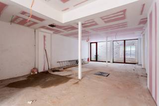 Veelzijdig handelspand op ’t Zuid!Op zoek naar de ideale locatie voor uw zaak? Dit commercieel gelijkvloers is gelegen in een zijstraat van de...