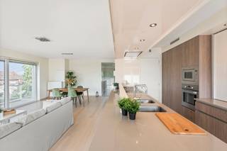 PERFECT ONDERHOUDEN en mooi afgewerkt ruim appartement met 2 slaapkamers, leuk terras genietend van de prachtige omgeving en een extra GARAGE...