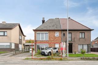 Welkom in Wetteren!<br />Op zoek naar een unieke kans om jouw woondroom waar te maken? <br /><br />Dit prachtige gelijkvloersappartement combineert alle troeven voor comfortabel wonen op een topligging aan de Oordegemsesteenweg 171. <br /><br />Betreed de ruime inkomhal en ontdek een volledig instapklaar appartement met een bewoonbare oppervlakte van 75m² en 2 uitnodigende en lichtrijke slaapkamers.<br /><br />Dit appartement is in het bezit van een stijlvolle badkamer die privacy en comfort biedt voor elke leeftijd.<br /><br />Dankzij de open leefruimte met veel lichtinval is het hier heerlijk vertoeven in eender welk periode van het jaar. <br /><br />Geniet samen van zonnige dagen op het magnifieke gelijkvloersterras of organiseer zomerse barbecues in de royale tuin van maar liefst 300 m². <br /><br />Parkeren is geen zorg dankzij een ruime oprit met daarbijhorend een garagebox; ideaal voor fietsen, tuingereedschap of extra opslag. <br /><br />De ligging is uitstekend: nabij scholen, winkels, openbaar vervoer en met vlotte verbinding naar steden als Gent en Aalst. <br /><br />Dit unieke gelijkvloersappartement is te koop voor slechts €240.000 – een buitenkans voor wie ruimte, comfort of een goede investering zoekt op een uitstekende locatie. <br /><br />Ben je klaar om hier jouw nieuwe thuis te vinden? <br />Bij Albert kom je thuis. <br />Voor meer informatie of een bezoek: https://albert.immo/listing/flat-for-sale-9230-wetteren-7915337