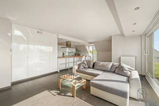 Te koop: lichtrijk appartement met garage en balkon<br /><br />Dit instapklare appartement combineert comfort, licht en een praktische indeling, ideaal voor wie aangenaam en zorgeloos wil wonen.<br /><br />Wat maakt dit pand uniek?<br />Je betreedt de lichtrijke leefruimte, waar de grote raampartijen zorgen voor een aangename verbinding met het balkon. De ruimte is voorzien van ingemaakte kasten en sluit naadloos aan op de open keuken met eiland. Aansluitend aan de keuken bevindt zich een praktische wasberging. Het appartement beschikt over een volwaardige slaapkamer en een badkamer met lavabo en douche.<br /><br />Een belangrijke troef is de private garagebox. Daarnaast is er ook een fietsberging voorzien.<br /><br />Voor wie is dit ideaal?<br />Ideaal voor mensen die op zoek zijn naar een praktisch en lichtrijk appartement met garage.<br /><br />Te koop via Immo Beguin, jouw vastgoedexpert sinds 2009, met kantoren in Ronse, Waregem, Kortrijk, Deinze, Doornik en Lessines.<br />Meer info of bezoek via marijn@immobeguin.be