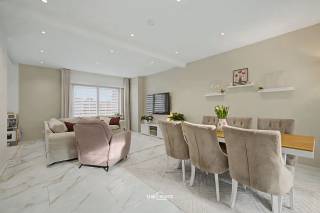 Instapklare halfopen bebouwing met ruime tuin, garage en veel bergruimteDeze volledig en grondig gerenoveerde halfopen bebouwing is gelegen in een...