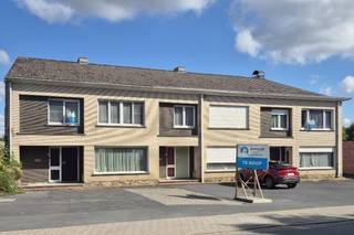 Hooglede- Opbrengsteigendom van 3 verhuurde sterk gebouwde woningen met 3 slaapkamers in het centrum van Hooglede gelgen. Deels al...