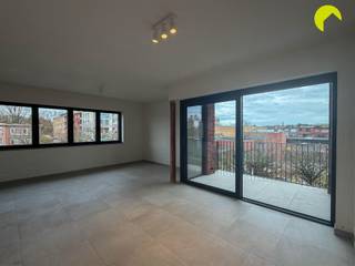 <p><span>Energiezuinig éénslaapkamerappartement te Wilrijk!</span></p><p><span>Alle belangrijke invalswegen, dagelijkse winkels en openbaar vervoer zijn in de onmiddellijke omgeving en er is een zeer goede verbinding naar Antwerpen en Brussel.</span></p><p><span> </span></p><p><span>Indeling:</span></p><p><span>We betreden het appartement via de inkomhal met apart toilet met handenwasser. De leefruimte (24m²) beschikt over veel natuurlijk lichtinval dankzij de grote raampartijen, aansluitend vinden we de open keuken ingericht met kasten, een inductie plaat, dampkap, koelkast en diepvries, vaatwasser en gootsteen.  </span></p><p><span>Via de keuken is er toegang tot de berging waar er aansluiting is voor wasmachine en droogkast. </span></p><p><span>Verder is er één slaapkamer (12m²), met ingemaakte kasten. Vanuit zowel de leefruimte als de slaapkamer heeft u toegang tot het aangename terras.</span></p><p><span>De badkamer is voorzien van een inloopdouche en een dubbel lavabomeubel.</span></p><p><span> </span></p><p><span>Bijzonderheden:</span></p><ul><li><span>Lage gemeenschappelijke kosten: €75/maand (minuterie, poetsdienst, lift, ...)</span></li><li><span>Vloerverwarming </span></li><li><span>Zonnepanelen </span></li><li><span>Het appartement wordt nog geschilderd</span></li><li><span>EPB in aanvraag (nieuwbouw)</span></li><li><span>Huurwaarborg: 3 maanden </span></li><li><span>Plaatsbeschrijving €225 </span></li><li><span>Beschikbaar vanaf 1/04</span></li></ul><p><span> </span></p><p><span>Boek nu zelf ONLINE uw afspraak in. Surf naar het betreffende eigendom op onze website <span>www.habicom.be</span></span><span> en klik op de roze knop </span><span>'PLAN EEN BEZOEK'</span><span>. <br />Kies het moment dat u het beste uitkomt, vul de gevraagde contactgegevens in en klik nadien op verzenden om te bevestigen.</span></p><p><span> </span></p>