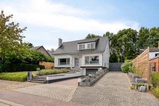 <strong>Prachtige villa in het landelijke Vissenaken met een bewoonbare oppervlakte van 277 m², 4 slaapkamers, 2 badkamers en een aangename zuidwestgerichte tuin. EPC-label B (bijna A) - watertoets A/A.</strong><br /><br />Deze ruime en lichtrijke villa is gelegen in het landelijke Vissenaken en combineert een royale bewoonbare oppervlakte met een praktische indeling en een aangename tuin.<br /><br />Het gelijkvloers bestaat uit een inkomhal, apart toilet, badkamer en slaapkamer met dressing. Verder bevindt zich hier een ruime en lichtrijke woonkamer met zicht op de volledige tuin en een moderne open keuken.<br /><br />De eerste verdieping beschikt over een nachthal, 3 volwaardige slaapkamers, een dressing en een tweede badkamer.<br /><br />De kelderverdieping biedt tal van mogelijkheden en beschikt over verschillende ruimtes. Daarnaast bevindt zich hier de inpandige garage en zijn er verschillende ruimtes die als bijkomende gebruiksruimte kunnen worden benut.<br /><br />Aan de voorzijde van de woning bevindt zich een verzorgde voortuin met een ruime oprit voor meerdere voertuigen. Achteraan geniet u van een aangename en zonnige zuidwestgerichte tuin met grasveld en tuinhuis.<br /><br />De woning geniet van een uitstekende ligging met een vlotte verbinding naar de E40. Ook scholen, winkels en openbaar vervoer bevinden zich in de nabije omgeving.<br /><br />Interesse? Mail naar laurens@immogve.be of bel naar 0496 07 89 48.