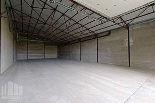 Nieuw gerenoveerde KMO-unit met een oppervlakte van 379 m², de unit maakt deel uit van de <strong>nieuwe KMO-ontwikkeling </strong>'VLASCO 2' bestaande uit 8 KMO-units met oppervlaktes tussen 375 m² en 385 m² (eventueel samen te voegen tot grotere entiteiten).<br /><br />Gelegen op de voormalige site van een oude vlasverwerkingssite in<strong> Kortemark</strong>, op een bedrijvensite langs de Vladslostraat, in een rustige maar strategisch goed bereikbare omgeving in Kortemark. Het project bevindt zich centraal in de driehoek Diksmuide, Torhout en Roeselare en ligt op korte afstand van de E403, wat zorgt voor een vlotte verbinding met de rest van West-Vlaanderen en daarbuiten.<br /><br />De magazijnruimtes worden opgebouwd uit een staalconstructie met als gevelbekleding een betonplint in combinatie met sandwichpanelen, de dakbedekking is voorzien in geprofileerde sandwichpanelen. Alle units zijn toegankelijk via een automatische sectionale poort (4,50 m B x 4,50 m H) en een aparte toegangsdeur. Bijkomend zijn de magazijnen met een vrije hoogte van +/- 4,84 m tot +/- 8,32 m onder dak, uitgerust met een betonvloer en zijn de nodige nutsvoorzieningen aanwezig (water, elektriciteit).<br /><br />Ruime parkeer- en manoeuvreerruimte op de site. Per unit zijn er minstens 3 parkeerplaatsen voorzien.<br /><br />Onmiddellijk beschikbaar. Geschikt voor zowel opslag als productie.<br /><br />Contacteer<strong> PANORAMA B2B </strong>voor bijkomende inlichtingen, plannen of een vrijblijvend plaatsbezoek op <strong>0479 70 70 73</strong>.