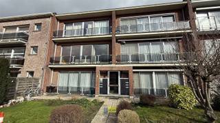 Dit ruime appartement van 81m² in Kontich biedt een ideale combinatie van comfort en praktische voorzieningen. De woning beschikt over twee...