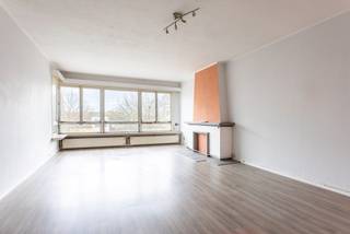 Bent u op zoek naar een te renoveren appartement met twee slaapkamers en twee terrassen? Dan stellen wij graag dit appartement op de derde verdieping in een kleinschalig appartementsgebouw (zonder lift) aan u voor!<br />Indeling:<br />De inkomhal geeft toegang tot de meeste ruimtes in het appartement. Vooraan is er de woonkamer met daarnaast de keuken die doorgang geeft aan het terras vooraan. Tussen de gang en de keuken is er een extra kamer waar de ketel voorzien is. <br />Centraal is er de badkamer met ligbad/douchefunctie en enkele lavabo. Er is tevens een apart toilet. <br />Achteraan zijn er twee slaapkamers waarvan de kleinste slaapkamer doorgang geeft aan het groot terras.<br />Ligging:<br />Uiterst centrale ligging op enkele ogenblikken van het centrum van Antwerpen. Op enkele meters verwijderd van talrijke winkels en horeca. Scholen, parken en verbindingswegen op enkele minuten afstand. <br />Pluspunten:<br />- Dak is geïsoleerd<br />- Ruim appartement 107m²<br />- Twee terrassen en twee kelderbergingen<br />- In te richten naar eigen smaak<br />Voor meer informatie of een bezichtiging kan u One vastgoed steeds bereiken op volgend nummer 03 360 85 30.