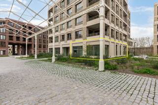 <p>Bent u op zoek naar een unieke woon-werkkombinatie, een kantoor aan huis, of simpelweg een zee aan extra ruimte? Dit is het allerlaatste beschikbare 2-slaapkamerappartement in het project, en het is <strong>volledig instapklaar en geschilderd</strong>!</p><p>Met een indrukwekkende oppervlakte van <strong>148 m²</strong> combineert dit nieuwbouwappartement hoogwaardig wooncomfort met een uiterst flexibele indeling.</p><p><strong>De unieke troef: Een grote polyvalente ruimte</strong> Dit appartement beschikt over een grote, multifunctionele ruimte met een eigen toilet en berging. Uniek is dat deze kamer zowel via de centrale hal van het appartement bereikbaar is, áls via een <strong>aparte inkomhal rechtstreeks vanaf de buitenzijde</strong>. Dit maakt de ruimte uitermate geschikt voor:</p><ul><li><p>Een rustige thuiswerkplek of kantoor aan huis (waar u klanten kunt ontvangen zonder dat zij uw privéwoning betreden).</p></li><li><p>Een praktijkruimte voor vrije beroepen.</p></li><li><p>Een grote hobbyruimte, atelier of extra tv-kamer/studio.</p></li></ul><p><strong>Comfortabel wonen aan het water</strong> Het privégedeelte van het appartement is logisch en comfortabel ingedeeld:</p><ul><li><p>Een gastvrije inkomhal met handige ingemaakte kastruimte.</p></li><li><p>Een royale, lichtrijke leefruimte met een moderne open keuken en een praktische berging.</p></li><li><p>Rechtstreekse toegang tot het gezellige terras.</p></li><li><p><strong>2 volwaardige slaapkamers</strong>, een stijlvolle badkamer en een tweede, apart toilet.</p></li></ul><p><strong>Duurzaam, groen en energiezuinig (E-peil 20)</strong> U koopt hier een appartement dat volledig klaar is voor de toekomst. Dankzij het <strong>E-peil van maximaal 20</strong> geniet u van een uitzonderlijk lage energiefactuur en maximaal comfort. Het pand is uitgerust met:</p><ul><li><p>Individuele warmtepompen.</p></li><li><p>Vloerverwarming én vloerkoeling (heerlijk fris tijdens warme zomerdagen).</p></li></ul><p><strong>Toplocatie: Rustig en toch overal dichtbij</strong> U woont hier op een idyllische, rustige locatie aan het water, ingebed in een parkachtige omgeving van maar liefst <strong>15.000 m²</strong>. De wijk zelf is volledig autovrij (met een comfortabele ondergrondse parking), wat zorgt voor een serene en veilige sfeer. Toch bevindt u zich op wandelafstand van het bruisende centrum van Mechelen en het station. Bovendien geniet u van een supersnelle verbinding richting Brussel of Antwerpen.</p><p><em>De vermelde prijs is exclusief kosten (btw, registratie en notariskosten) en exclusief de aankoop van een ondergrondse parkeerplaats of kelderberging.</em></p><p><strong>Dit unieke appartement zelf ontdekken?</strong> Wacht niet te lang, dit is één van de allerlaatste unit van dit type op de site. Neem vandaag nog contact op voor meer informatie, de plannen of een bezoek ter plaatse</p>