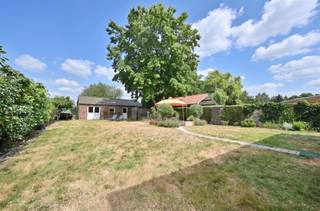 <p><span>Vous recherchez une maison familiale spacieuse, prête à emménager et très bien desservie ? Alors ce petit bijou rural indépendant est exactement ce qu’il vous faut.</span></p><p><span>Située sur un terrain entièrement clôturé</span><span>d'</span><span> </span><span>796 m²</span><span>, cette maison bénéficie d'un emplacement de choix avec un accès facile à</span><span>l'</span><span> </span><span>t</span><span> à</span><span>l'E314 en direction de Louvain et de Bruxelles</span><span>. De plus, un supermarché Okay, une boulangerie, un médecin, une pharmacie et un arrêt de bus se trouvent à quelques minutes à pied.</span></p><p><span>Construite en 1997, la maison offre un agencement bien pensé et de nombreuses possibilités. Depuis le hall d'entrée, équipé de toilettes pour invités, vous accédez au salon lumineux et à la cuisine spacieuse et entièrement équipée, dotée de tous les appareils nécessaires et offrant une vue magnifique sur le jardin aménagé. À côté se trouve un débarras pratique.</span></p><p><span>Au rez-de-chaussée se trouve également une quatrième chambre qui peut tout aussi bien servir de bureau, de cabinet professionnel ou de salle de loisirs.</span></p><p><span>Le premier étage comprend trois chambres spacieuses, une salle de bains, une salle de douche séparée avec WC et un dressing compact. Un escalier escamotable permet d’accéder au vaste grenier, qui peut être aménagé en chambre supplémentaire, salle de jeux ou atelier de loisirs.</span></p><p><span>Le jardin, aménagé et clôturé, vous garantira sans aucun doute de nombreuses soirées d’été agréables. L’abri de jardin en maçonnerie constitue une véritable valeur ajoutée en tant qu’espace de rangement supplémentaire.</span></p><p><span>Atouts :</span></p><ul><li><span>Maison individuelle sur un terrain de 796 m²</span></li><li><span>4 chambres, dont 1 au rez-de-chaussée</span></li><li><span>Grand grenier offrant des possibilités d’agrandissement</span></li><li><span>Classe énergétique C, facilement amenable à la classe B</span></li><li><span>Panneaux solaires de 3 900 WP installés en 2020</span></li><li><span>Installation électrique conforme</span></li><li><span>Sans amiante</span></li><li><span>Jardin entièrement clôturé et bien entretenu</span></li><li><span>Très bien desservie et à proximité de toutes les commodités quotidiennes</span></li></ul><p><span>Cette maison bien entretenue allie espace, confort et emplacement exceptionnel ; c'est le foyer idéal pour les familles ou pour ceux qui souhaitent concilier vie privée et vie professionnelle.</span></p><p><span> </span></p><p><span>Intéressé(e) ? Contactez-nous dès aujourd’hui pour organiser une visite et découvrez par vous-même tous les atouts de cette magnifique maison via Dupont Vastgoed au 015 15 15 15</span></p><p><span> </span></p>