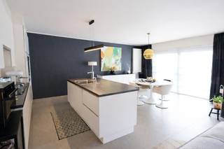 Dit lichtrijke tweeslaapkamerappartement is gelegen op de tweede verdieping van een kleinschalige residentie met slechts twee wooneenheden, pal in het centrum van Roeselare. Dankzij deze uitstekende ligging bevinden winkels, horeca en openbaar vervoer zich op wandelafstand, terwijl u toch geniet van rust, privacy en optimaal wooncomfort. Het gebouw is bovendien uitgerust met een lift, wat bijdraagt aan extra comfort en toegankelijkheid.<br /><br />Via de inkomhal betreedt u de ruime leefruimte, die baadt in het natuurlijke licht en voorzien is van airconditioning en zonnescreens aan de voorzijde, wat zorgt voor een aangenaam binnenklimaat in elk seizoen. Aansluitend bevindt zich de modern ingerichte keuken met hoogwaardige ATAG-toestellen, waaronder een kookplaat, spoelbak, microgolfoven, oven, koelkast en vaatwasmachine. Het volledige appartement werd steeds zeer goed onderhouden en verkeert in uitstekende staat.<br />Verder beschikt het appartement over twee volwaardige slaapkamers en een stijlvolle badkamer met dubbele wastafel, ligbad en aparte douche. Daarnaast is er een praktische berging met aansluiting voor wasmachine. De verwarming gebeurt via centrale verwarming op gas. Daarnaast is een waterverzachter aanwezig. <br /><br />Tot slot beschikt het appartement over twee terrassen, zowel aan de voor- als achterzijde, waardoor u op elk moment van de dag van de zon kan genieten.<br />Een instapklaar, comfortabel appartement op een absolute topligging — zeker een bezoek waard!<br /><br />Beschikbaar vanaf: 1 mei 2026<br />Gemeenschappelijke kosten: €100/maand<br /><br /><u><strong>Benieuwd naar dit appartement?</strong></u><br />Ga naar de website www.dicasa.be, klik op het pand dat je wenst te huren en vul via de knop "Bezoek aanvragen" een kort profiel in. Daarna nemen we contact met je op voor een bezoek. Telefonisch kunnen er geen afspraken gemaakt worden.<br /> 