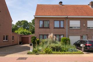 Charmante gezinswoning te koop in het hart van Kapellen, perfect gelegen in de gezellige dorpskern. Deze goed onderhouden woning uit 1979 biedt 151 m² leefruimte met 3 slaapkamers, een ruime woonkamer en een praktische zolder die extra bergruimte, extra slaapkamers of een hobbyruimte kan worden. De keuken en leefruimtes genieten van veel lichtinval en geven uit op het zonnige terras en de verzorgde achtertuin — ideaal voor rustige momenten of samenkomsten met vrienden en familie. Praktisch comfort wordt verzekerd door zowel een binnen- als buitenparkeerplaats. Dankzij de centrale ligging liggen winkels, horeca en openbaar vervoer op wandelafstand, wat wooncomfort en mobiliteit maximaliseert. Wilt u deze ruime en sympathieke woning met veel potentieel bezoeken? Neem snel contact op voor meer informatie of een bezoek — dit is een ideale kans in Kapellen.