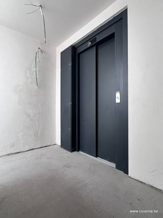 Deze penthouse heeft als indeling: inkomhal met toilet en vestiaire, ingerichte badkamer met inloopdouche en dubbele spoelbak, woonkamer - salon met ingerichte keuken, berging en 2 slaapkamers.<br /><br />Zonnig terras.<br /><br />Vloerverwarming met warmtepomp en zonnepanelen. Lift aanwezig.<br /><br />Gemeenschappelijke fietsenstalling en tuin.<br /><br />Mogelijkheid tot huren van een garage (50€) en/of staanplaats (25€).<br /><br />Beschikbaar vanaf 15 juli 2026.