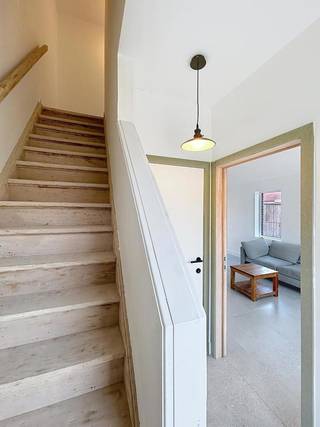 Volledig gerenoveerde halfopen bebouwing op een perceel van 379 m². De inkomhal met gastentoilet geeft toegang tot de lichtrijke leefruimte met...