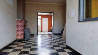 Zeer goed gelegen pand met prachtig zicht over de Nete<br />Op wandelafstand van supermarkt, restaurants, openbaarvervoer en het leuke centrum van Lier<br /><br />Ouder pand met veel potentieel mits grondige renovatie<br />Verzorgde ruime stadstuin met grote berging/werkplaats<br /><br />Inkomhal met toegang tot het salon en eetkamer met trap naar de kelder en de bovenverdiepingen<br />Via dubbele deur met loodglas toegang tot de ruime keuken<br />Achter de keuken bevindt zich de badkamer met toilet<br />Via de overdekte koer met berging ga je naar de verzorgde tuin met achteraan nog een grote berging/werkruimte<br />Eerste verdiep bevinden zich 2 ruime slaapkamers met trap naar de bovenkamers en zolder op het tweede verdiep<br />Op deze verdiepen zijn de ramen gerenoveerd vanwaar je van een prachtige zicht kunt genieten over de Nete<br /><br />Graag verwelkomen wij jullie voor een bezoek aan ons pand <br />Afspraak via e-mail aan Hoogveldweg25@telenet.be<br />Rechtstreeks bij de eigenaar!<br />