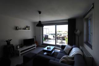 INDELING1STE VERDIEPINGInkomhal met inbouwkasten en plaats voor brander van de C.V. en van de warmwaterbereiding op aardgas. Toiletruimte met...