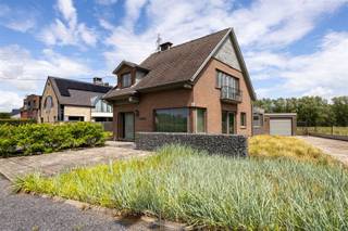 <p><span>Rust, natuur en comfort op een toplocatie!</span></p><p><span> </span></p><p><span>Op een prachtige landelijke ligging nabij de grens met Ninove bevindt zich deze instapklare gezinswoning, grenzend aan natuurgebied en de Dender. Dankzij de solide constructie en de uitgevoerde renovaties geniet u hier van een comfortabele en onderhoudsvriendelijke thuis. De woning combineert rust en groen met een vlotte bereikbaarheid in alle richtingen. Een ideale opportuniteit voor wie op zoek is naar zorgeloos wooncomfort op een unieke locatie. Ontdek deze eigendom tijdens het </span><span>KIJKMOMENT op zaterdag 20 juni vanaf 10u</span><span>. Maak vandaag nog uw afspraak!</span></p>