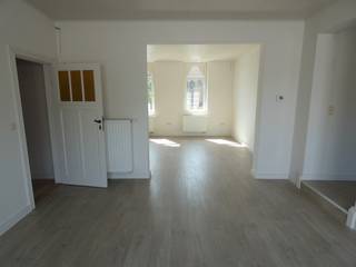 Deze mooie lichtrijke woning is centraal gelegen in Eernegem en instapklaar voor verhuur!<br />Indeling: GELIJKVLOERS - inkomhal, dubbele bureelruimte of polyvalente ruimte, apart toilet, 1e verdieping: halletje, grote lichtrijke leefruimte bestaande uit zithoek en eetplaats, deze geeft onmiddellijk uit op het ruime zonnige terras waar u het jaar rond kunt genieten van uw buitenomgeving, verder hebben we op deze verdieping een ingerichte keuken (oven, microgolfoven, koelkast, vaatwastoestel, dampkap, kookplaat), een 2e apart toilet en praktische berging/wasplaats, het terras heeft een extra buitenberging, de TWEEDE VERDIEPING omvat een nachthal, 3 slaapkamers, de ketelruimte/berging, een 3e apart toilet en tenslotte de uitgeruste badkamer met inloopdouche, dubbele lavabo in meubel en voldoende kastruimte.<br />Deze instapklare woning is heeft centrale verwarming aardgas, is energiezuinig met een EPC-label B en biedt u een zee van woonruimte en wooncomfort, gelegen hartje Eernegem!