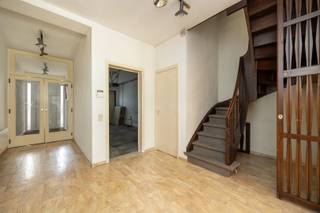 <p><span>WILRIJK - Oosterveld:</span><span> Zeer goed gelegen voormalige dokterswoning met 5 slaapkamers, 8m breed op 394m² grond en met zeer diepe zuidtuin. EPC-label D.</span></p><p><span> </span></p><p><span>BESCHRIJVING:</span></p><p><span> </span></p><p><span>Gelijkvloers:</span></p><p><span>Inkomsas. Toegang tot de twee garages.</span></p><p><span>Ruimte (ca 24m²) over de volledige breedte uitgevend op diepe zuidtuin.</span></p><p><span>Kleine berging (ca 6m²)</span></p><p><span>Apart toilet.</span></p><p><span> </span></p><p><span>1° Verdieping:</span></p><p><span>Eetkamer (ca 19m²) uitgevend achteraan op tuin.</span></p><p><span>Living (ca 40m²) met ingebouwde bibliotheekkasten.</span></p><p><span>Eetkeuken (ca 16m²) met kasten, toestellen en grote eethoek.</span></p><p><span>Apart toilet met lavabo.</span></p><p><span>Slaapkamer 1 of bureel (ca10m²), eveneens achteraan gelegen.</span></p><p><span> </span></p><p><span>2° Verdieping:</span></p><p><span>Grote slaapkamer 2 achteraan (16m²) met mogelijkheid om in twee te delen.</span></p><p><span>Slaapkamer 3 (9,5m²) welke eveneens achteraan uitgeeft.</span></p><p><span>Hele grote overloop met ingemaakte kasten. Kan dienen als fitnessruimte, speelruimte, ...</span></p><p><span>Kinderbadkamer voorzien van dubbele lavabo, ligbad, toilet en  grote ingemaakte kasten.</span></p><p><span>Masterbedroom (ca 20m²) met aansluitend aparte dressing (7,5m²) met ingebouwde dressingkasten.</span></p><p><span>Aanpalende badkamer met ligbad, douche en dubbele lavabo.</span></p><p><span>Slaapkamer 5 (ca 12m²)</span></p><p><span> </span></p><p><span>BIJZONDERHEDEN</span></p><p><span> </span></p><p><span>* 8m Gevelbreedte</span></p><p><span>* Dubbele garage met oprit</span></p><p><span>* Dubbele beglazing in bestaande ramen.</span></p><p><span>* Uitstekend gelegen woning</span></p><p><span>* Moet opgefrist worden,</span></p><p><span> </span></p><p><span>Ideaal als praktijkwoning of voor combinatie wonen en werken!</span></p><p><span> </span></p><p><span> </span></p><p><span> </span></p><p><span> </span></p>