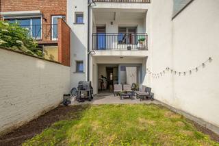 <p><span> </span></p><p><span>Instapklaar, tot in de puntjes verzorgd en op een fijne Borgerhoutse locatie, dat is jouw nieuwe appartement in een notendop. Inpakken, verhuizen, uitpakken en genieten maar!</span></p><p><span>Van je nieuwe plekje, en van de stadstuin natuurlijk!</span></p><p><span> </span></p><p><span>Je ziet het al meteen aan de verzorgde bakstenen gevel met nieuwe blauwgrijze pvc-ramen: dit pand werd met zorg vernieuwbouwd.  Je komt binnen via de lichte, gemeenschappelijke hal, met z’n cementtegel met retromotief en de mooie afgeschuurde houten trap als eyecatchers.</span></p><p><span> </span></p><p><span>Zon op je terras en in je tuin</span></p><p><span>Het gelijkvloers appartement heeft al meteen een binnenkomer van jewelste: de leefruimte met een schuifraam van muur tot muur, dat uitgeeft op de fijne stadstuin. Denk: een écht stuk gazon, een lichtgrijze terrastegel en witgekalkte muren die het licht mooi weerkaatsen. Vanuit je zithoek, of vanuit de open keuken kijk je hier zo op je stukje groen. </span></p><p><span>Bovendien is je tuintje zuidwest georiënteerd, dus je pakt hier lekker veel zon binnen. Je terras is ook voor een stukje overdekt; goed voor regenachtige dagen waarop je toch even buiten wilt.<br />Ook handig: de tuinberging, met aansluiting voor je wasmachine of plaats voor je grasmachine en ander tuingereedschap. De witte crepi achtergevel zorgt voor een ruimtegevoel.</span></p><p><span> </span></p><p><span>De open keuken is volledig uitgerust met kwaliteitstoestellen en heeft een moderne look: greeploze witte kasten, stenen werkblad, onderhoudsvriendelijk inductievuur, dampkap,  afwasmachine, combi-oven, koelkast en diepvriezer.</span></p><p><span> </span></p><p><span>De prachtige tegelparket verbindt alle ruimtes naadloos met mekaar: van de woonkamer en de keuken achteraan, tot de gang en de fijne slaapkamer vooraan. In het midden van het appartement heb je een apart toilet met lavabo en afzuigsysteem, en een gloednieuwe badkamer op een mooie marmertegel, met een ruime inloopdouche met regenkop, lavabo met spiegelkast en een grote handdoekendroger. Nog een bonus: de vele stopcontacten die overal werden voorzien!</span></p><p><span> </span></p><p><span>Residentiële Borgerhoutse wijk</span></p><p><span>Je woont hier in een rustige wijk in Borgerhout, op enkele straten van de Singel en de Plantin en Moretuslei, met allerlei supermarkten, buurtwinkeltjes en zelfs een apotheek op wandelafstand. Ook de velo-stations zijn hier nooit veraf en uitgaan in de buurt kan op het Moorkensplein. </span></p><p><span> </span></p>