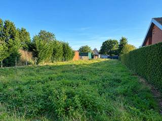 <p><strong>Bouwgrond van 1061 m² voor het bouwen van een open bebouwing op rustige ligging in Geel Bel.<br /><br /></strong><span><strong>Ligging:</strong><span> </span>gelegen in een residentiële en groene omgeving nabij Geel centrum. </span><br /><strong><br />Beschrijving:</strong><span> </span>Deze bouwgrond van 1061 m² biedt een uitstekende gelegenheid voor het realiseren van een open bebouwing op een rustige ligging in het gegeerde Geel Bel. <br /><br />Bouwzone vooraan breedte 9,8m.</p>
<b>Bijzondere informatieplicht: </b>Vergunning te bekomen na aanvraag, Woongebied, Geen rechterlijke of bestuurlijke maatregelen opgelegd, Geen voorkooprecht, Verkavelingsvergunning.