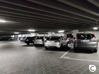 <p><span>Zéér Ruime ondergrondse autostaanplaats te Fruithoflaan!</span></p><p><span> </span></p><p><span>Dit ondergrondse garagecomplex telt 3 toegangen met badgesysteem. Twee toegangen bevinden zich op de Fruithoflaan, de derde situeert zich op de Roderveldlaan.De staanplaats is zéér ruim en makkelijk bereikbaar.</span></p><p><span> </span></p>