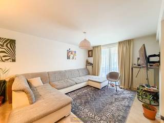 <strong>2-SLAAPKAMER APPARTEMENT</strong> op <strong>TOPLIGGING IN HET CENTRUM</strong> van Oudenaarde. Op <strong>WANDELAFSTAND </strong>van 2 uitersten, enerzijds het <strong>MOOIE LIEDTSPARK</strong> en anderzijds het <strong>BRUISENDE STADSLEVEN</strong> van Oudenaarde treffen we dit <strong>INSTAPKLARE</strong> appartement aan. Dankzij de <strong>RUSTIGE RESIDENTIE,</strong> de <strong>VLOTTE BEREIKBAARHEID </strong>en de<strong> NABIJHEID VAN ALLE VOORZIENINGEN</strong> vormt dit appartement een <strong>AANGENAME WOONST</strong> of de <strong>IDEALE INVESTERINGSEIGENDOM</strong>.<br />De indeling gaat als volgt: Via de inkomhall heeft u toegang tot een ruime woonkamer. Verder vinden we hier een afzonderlijk toilet, lichtrijke leefruimte, een ingerichte keuken, een praktische berging, 2 volwaardige slaapkamers, een ingerichte badkamer en extra kelderberging.<br /><br />(Bovendien heeft u de mogelijkheid tot aankoop van een ondergrondse autostaanplaats voor €25.000)<br /><br /><strong>Adres: </strong>Burgschelde 40 te Oudenaarde<br /><br />EPC: 104kWh/m², G-score en P-score C, Geen renovatieverplichting, Bestuursmaatregelen in maatregelenregister: nee