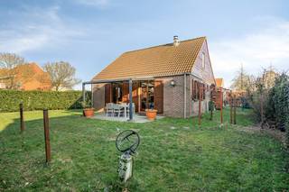 De lichtrijke woonkamer van 36m² beschikt over een gezellige houtkachel. Vanuit de woonkamer heb je zicht en toegang tot het terras en de tuin.De keuken (10m²) is ingericht met een ijskast, oven, kookvuur, spoelbak, vaatwasser en voldoende kastruimte. Aansluitend op de keuken is er een berging (4m²).Op het gelijkvloers vinden we nog een ruime inkomhal (8m²) op tegelvloer met gastentoilet.Op de eerste verdieping zijn er twee slaapkamers (20m² en 10m²) en een badkamer (8m²). De badkamer is voorzien van een douche, dubbele wastafel met meubel en een toilet.Buiten is er een grote tuin met overdekt terras en een tuinhuis. Het tuinhuis is ingericht als gastenverblijf met een keukentje, toilet en douche.Bijzonderheden:- Zonnepanelen in de tuin- Inpandige garage van 20m²- Bergzolder