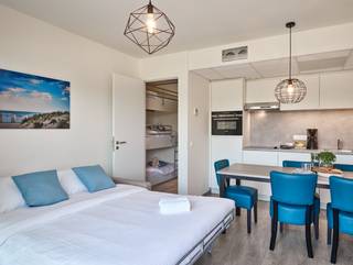 Cet appartement d'investissement est situé à Holiday Suites Nieuport, un joyau de la côte belge.<br /><br />Vous bénéficierez d'un accès à une piscine intérieure, un sauna, un hammam, des jeux pour enfants, un barbecue, un terrain de pétanque et un local à vélos couvert. Holiday Suites garantit un rendement locatif élevé et propose deux options. Un séjour avec canapé-lit, une cuisine équipée, une chambre avec un lit superposé triple, une salle de bain équipée et une terrasse ensoleillée. L'appartement est vendu entièrement meublé.<br /><br />C'est la destination idéale pour se détendre pleinement et profiter pleinement de la nature. Profitez de longues promenades sur la plage, d'un bol d'air frais sur la jetée ou d'une balade à vélo dans la réserve naturelle « De Ijzermonding »…