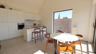 In het centrum van Roeselare-Beveren bevindt zich Residentie "De Perre", een recent en kleinschalig appartementsgebouw met hedendaags wooncomfort.<br /><br />Dit lichtrijke appartement op de tweede verdieping beschikt over een ruime woonkamer met open keuken. De volledig geïnstalleerde keuken is voorzien van een keramische kookplaat, dampkap, oven, koelkast en vaatwasmachine. De spoelbak bevindt zich in het praktische, centrale keukeneiland.<br />Het appartement omvat daarnaast twee slaapkamers, een moderne badkamer met dubbele wastafel en inloopdouche, een praktische berging en een afzonderlijk toilet.<br /><br />De verwarming gebeurt via centrale verwarming op aardgas. Elk appartement beschikt bovendien over eigen zonnepanelen, wat bijdraagt aan een energiezuinig wooncomfort.<br /><br /><strong>Troeven</strong>:
<ul>
	<li>Kleinschalige residentie</li>
	<li>Lichtrijke woonkamer</li>
	<li>Volledig geïnstalleerde open keuken</li>
	<li>2 slaapkamers</li>
	<li>Modern afgewerkte badkamer</li>
	<li>Eigen zonnepanelen</li>
	<li>Volledig geschilderd</li>
	<li>Verlichting reeds voorzien</li>
	<li>Aangenaam terras</li>
	<li>Centrale ligging in Roeselare-Beveren</li>
	<li><strong>Beschikbaar vanaf 1 oktober 2026</strong></li>
</ul>
Een autostaanplaats is verplicht bij te huren aan <strong>€ 40/maand.</strong><br />De gemeenschappelijke kosten bedragen <strong>€ 60/maand</strong>.<br /><br /><u>Wenst u dit prachtige appartement te bezoeken?</u><br />Ga naar de website www.dicasa.be, klik op het pand dat je wenst te huren. Via de knop "Ik ben kandidaat" vragen we u kort een profiel in te vullen.<br />Daarna nemen we contact op voor een bezoek. Telefonisch kunnen er geen afspraken gemaakt worden.