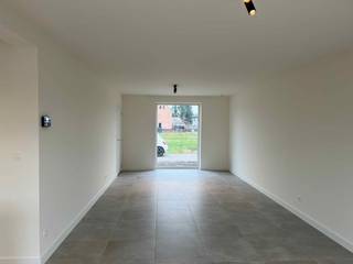 <div>Nieuwbouwwoning (gesloten bebouwing) omvat inkomhal met gastentoilet, woonkamer met open ingerichte keuken, berging/wasplaats, nachthal, badkamer, apart toilet boven, 3 slaapkamers, bergzolder en een tuin met terras en tuinberging. Achteraan de tuin zijn er 2 autostaanplaatsen voorzien.</div><div>De huurwoning is instapklaar en opgeschilderd door de verhuurder evenals voorzien van de nodige lichtarmaturen.</div><div> </div><div>Geen huisdieren toegelaten.</div><div><br /><br /> </div>