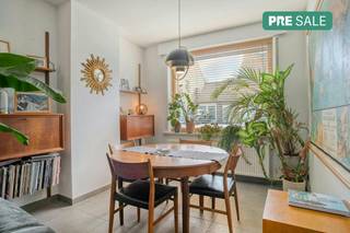 Vous recherchez une maison confortable prête à emménager à deux pas du centre de Heule et de Courtrai ? Ne cherchez pas plus loin ! Bienvenue à De Warande 131, une maison de trois chambres parfaitement entretenue avec un agréable espace extérieur.<br /><br />L'aménagement de la maison<br /><br />Rez-de-chaussée :<br />Hall d'entrée : Hall de réception spacieux qui donne accès à l'espace de vie.<br />Espace de vie : salon confortable et lumineux avec coin repas attenant.<br />Cuisine : Cuisine entièrement équipée avec un coin petit-déjeuner confortable.<br />Salle de bain : Salle de bain récemment rénovée avec douche à l'italienne moderne, lavabo et toilettes.<br /><br />Premier étage :<br />Chambre 1/Bureau : Une belle pièce actuellement aménagée comme bureau à domicile.<br />Chambre 2 : Une deuxième chambre très spacieuse.<br /><br />Étage mansardé :<br />Chambre 3 : Espace mansardé entièrement aménagé et isolé, aménagé comme chambre principale comprenant une grande armoire sur mesure (qui reste debout).<br /><br />À l'extérieur, vous pourrez profiter d'un espace extérieur confortable et facile à entretenir où vous pourrez vous détendre. Grâce à son emplacement stratégique, vous pouvez y vivre tranquillement, mais vous pouvez toujours être dans le centre animé de Heule ou de Courtrai en un rien de temps.<br /><br />Le jardin et le reste de la maison vous intéressent ? Planifiez rapidement votre visite ! Contactez Michelle au 0493 25 46 81 ou envoyez un e-mail à michelle.decoutere@dewaele.com.<br /><br />Le bien est proposé selon la formule Pre-sale. Du 28/09/2026 16:00 au 03/10/2026 15:00, vous pouvez visiter la maison sur rendez-vous et faire une offre. Le prix affiché est un prix indicatif. Pour plus d'informations, veuillez contacter le responsable du dossier.<br /><br />Registre des mesures: non