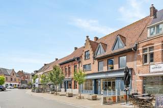 - Unique commercial property with accompanying duplex apartment- Excellent location in the center of Dadizele, opposite the basilica: Plaats 9-...