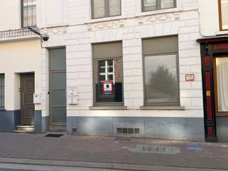 VERNIEUWDE KANTOORRUIMTE CENTRAAL GELEGEN IN ZIJSTRAAT HANDELSCENTRUM, SCHUINSOVER DE AZorg-KLINIEK TE GERAARDSBERGEN. Aparte toegang in...