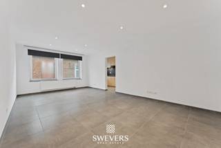 Voor meer info en foto’s, surf naar www.swevers.be – Instapklaar gerenoveerd appartement op de eerste verdieping, ideaal voor wie comfortabel wil wonen op een centrale locatie in Tongeren. Dit verzorgd appartement aan de Ridderstraat 9 bus 3 werd gebouwd in 1978 en biedt een bewoonbare oppervlakte van 83 m². Via de inkomhal bereikt u de aangename leefruimte van 25,55 m², met voldoende plaats voor een zithoek en eetkamer. Aansluitend bevindt zich de keuken van 6,90 m², die functioneel en praktisch ingericht is. Verder zijn er twee volwaardige slaapkamers van 10,86 m² en 14,55 m², geschikt als hoofdslaapkamer, kinderkamer, bureau of hobbyruimte. De grootste slaapkamer beschikt bovendien over een balkon van 2,52 m², ideaal om even buiten te genieten. De badkamer is centraal gelegen en praktisch uitgerust. In de kelder bevindt zich een privatieve kelderberging en een ondergrondse autostaanplaats, wat zorgt voor bijkomende stockageruimte en parkeercomfort. Extra comfort wordt geboden door de aanwezigheid van een lift in het gebouw.<br />De ligging is een grote troef: winkels op 230 meter, scholen op 133 meter, restaurants en<br />ontspanning op 351 meter, een bushalte op 311 meter en het station op 534 meter. Ook de<br />snelwegen zijn vlot bereikbaar op 4,5 kilometer. Dankzij de praktische indeling, de centrale ligging en de instapklare staat is dit appartement interessant voor zowel eigen bewoning als investering.<br />Ontdek zelf de mogelijkheden tijdens een bezoek. Contacteer Swevers Real Estate via 012 699 900 voor een persoonlijke rondleiding. Bron bewoonbare oppervlakte: EPC – verslag.