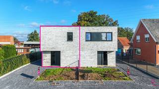 Elke zondag welkom op ons kantoor van 10u-12u voor meer info over de nieuwbouwprojecten! <br /><br />Bij ImmoFusion 7/7 “open huis” : klik op onze 3D-TOUR. Ervaar vastgoed alsof je er zelf doorloopt!<br /><br />Welkom in deze stijlvol afgewerkte nieuwbouwwoning in de Halstraat 113-1 te Heusden-Zolder, waar hedendaags wooncomfort, energiezuinigheid en een doordachte indeling centraal staan. Deze instapklare woning met een bewoonbare oppervlakte van 150 m² is gelegen op een perceel van 4,49 are in een rustige, aangename buurt met een vlotte verbinding naar winkels, scholen en de autosnelweg.<br /><br />De open leefruimte baadt in het licht en sluit mooi aan op de volledig uitgeruste keuken. Deze is voorzien van een inductievuur, microgolfoven en pompbak – perfect voor wie houdt van gezellig en functioneel koken. Via het grote schuifraam heb je toegang tot het ruime terras van 27 m² en de diepe tuin van 50 meter – een fijne plek voor zomerse momenten met familie of vrienden.<br /><br />Op de verdieping bevinden zich drie comfortabele slaapkamers en een moderne badkamer. Dankzij het ventilatiesysteem D geniet je hier van een gezond binnenklimaat doorheen het hele huis.<br /><br />De woning is bovendien uitgerust met vloerverwarming op de volledige benedenverdieping, wat zorgt voor een aangenaam en gelijkmatig warmtegevoel, zonder in te boeten op plaats of esthetiek. Verwarming gebeurt energiezuinig via een warmtepomp – klaar voor de toekomst!<br /><br />Er is een vergunning voorzien voor het plaatsen van een carport, en op het perceel is er voldoende ruimte voor meerdere wagens.<br /><br />________________________________________<br />Pluspunten:<br />- Nieuwbouwwoning – volledig afgewerkt en instapklaar<br />- 3 ruime slaapkamers<br />- Geïnstalleerde keuken met inductievuur, pompbak en microgolfoven<br />- Open leefruimte met veel lichtinval<br />- Vloerverwarming op het gelijkvloers<br />- Verwarming via energiezuinige warmtepomp<br />- Ventilatiesysteem D voor optimaal binnenklimaat<br />- Terras van 27 m²<br />- Vergund voor carport<br />- Perceel van 4,49 are – 50 meter diep<br />- Rustige ligging met uitstekende bereikbaarheid<br />- Grond aan 12% RR / constructie aan 21% btw<br />________________________________________<br /><br />Voor een bezichtiging ter plaatse of meer info, bel ons op 078/78.78.70, of kom gewoon binnen op ons kantoor – steeds welkom!