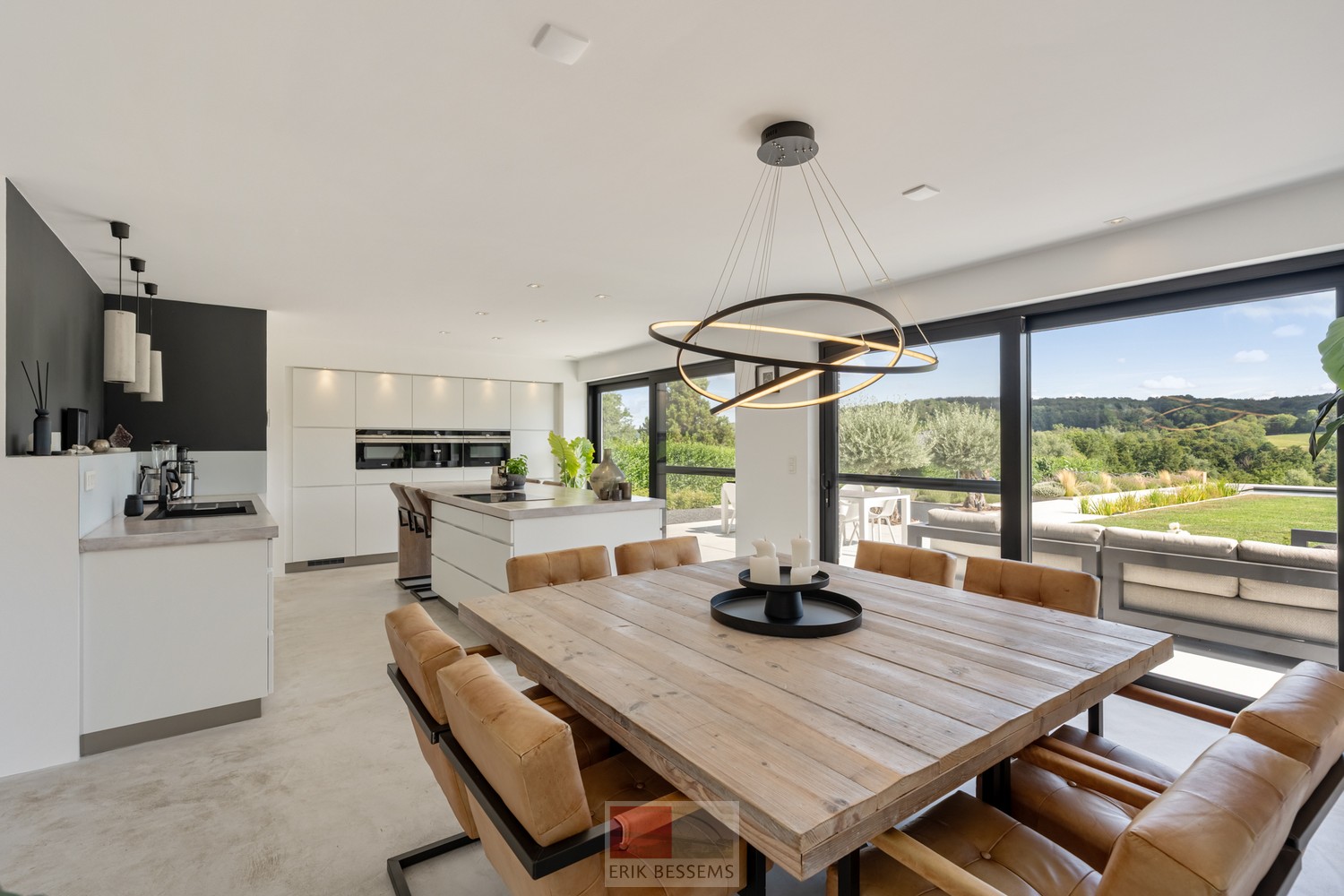 Op een royaal perceel van circa 910 m² ligt deze moderne en energiezuinige woning van circa 177 m² bewoonbare oppervlakte, met een weids panorama over het Limburgse Heuvelland. - foto 4