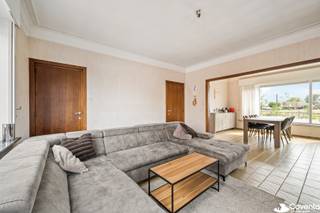 <p><strong>Landelijke woning </strong>op 960 m² met prachtig vergezicht.<br /><br />Deze charmante gezinswoning, gelegen in de Vijf Eikenstraat 5 te Oostrozebeke, bevindt zich op een <strong>ruim perceel van 960 m²</strong> en geniet van een rustige, landelijke ligging met open verzicht.<br /><br />De <strong>woning </strong>omvat een inkomhal met trap, een gezellige <strong>woonkamer</strong>, keuken met ontbijthoek en kelder, veranda, vernieuwde badkamer, berging en wasplaats. Op de verdieping bevinden zich een nachthal en <strong>drie volwaardige slaapkamers.</strong><br /><br />Buiten biedt de woning een ruime tuin met terras en een <strong>prachtig landelijk uitzicht</strong>. Daarnaast zijn er een garage en een ruime oprit aanwezig.<br /><br />Mogelijkheid tot bijkopen extra perceel grond.<br /><br /><u>Troeven</u><br />+ 960m² grondopp, 200m² woonopp.<br />+ Landelijke rustige ligging;<br />+ 3 slaapkamers - badkamer;<br />+ Diverse mogelijkheden;<br />+ Instapklaar;<br />Geen renovatieplicht (EPC label D).<br /><br />Een uitstekende opportuniteit voor wie op zoek is naar ruimte, rust en landelijk wonen in Oostrozebeke.<br /><br />Benieuwd naar dit pand of een andere eigendom? www.coventa.be – 051 222 051</p>