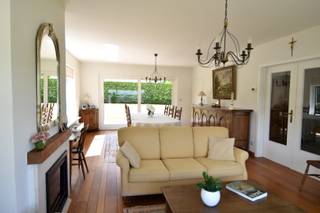 In het groene en geliefde Bellegem, waar rust en bereikbaarheid hand in hand gaan, vind je deze uitstekend onderhouden gelijkvloerse woning op...