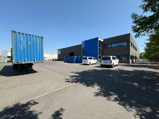 Deze instapklare bedrijfsruimte bestaat uit kantoren van 589 m², in combinatie met een magazijn van 1.345 m² en een buitenterrein van ca. 3.000 m².De...